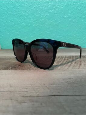 Gucci Classic Black Women's Sunglasses - Stylish UV Protection